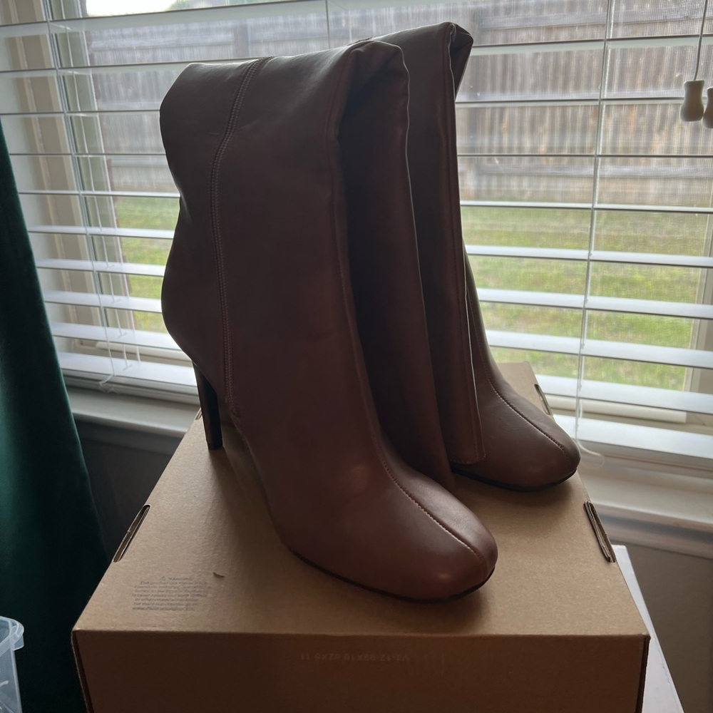 Elegant Brown Women's Boots